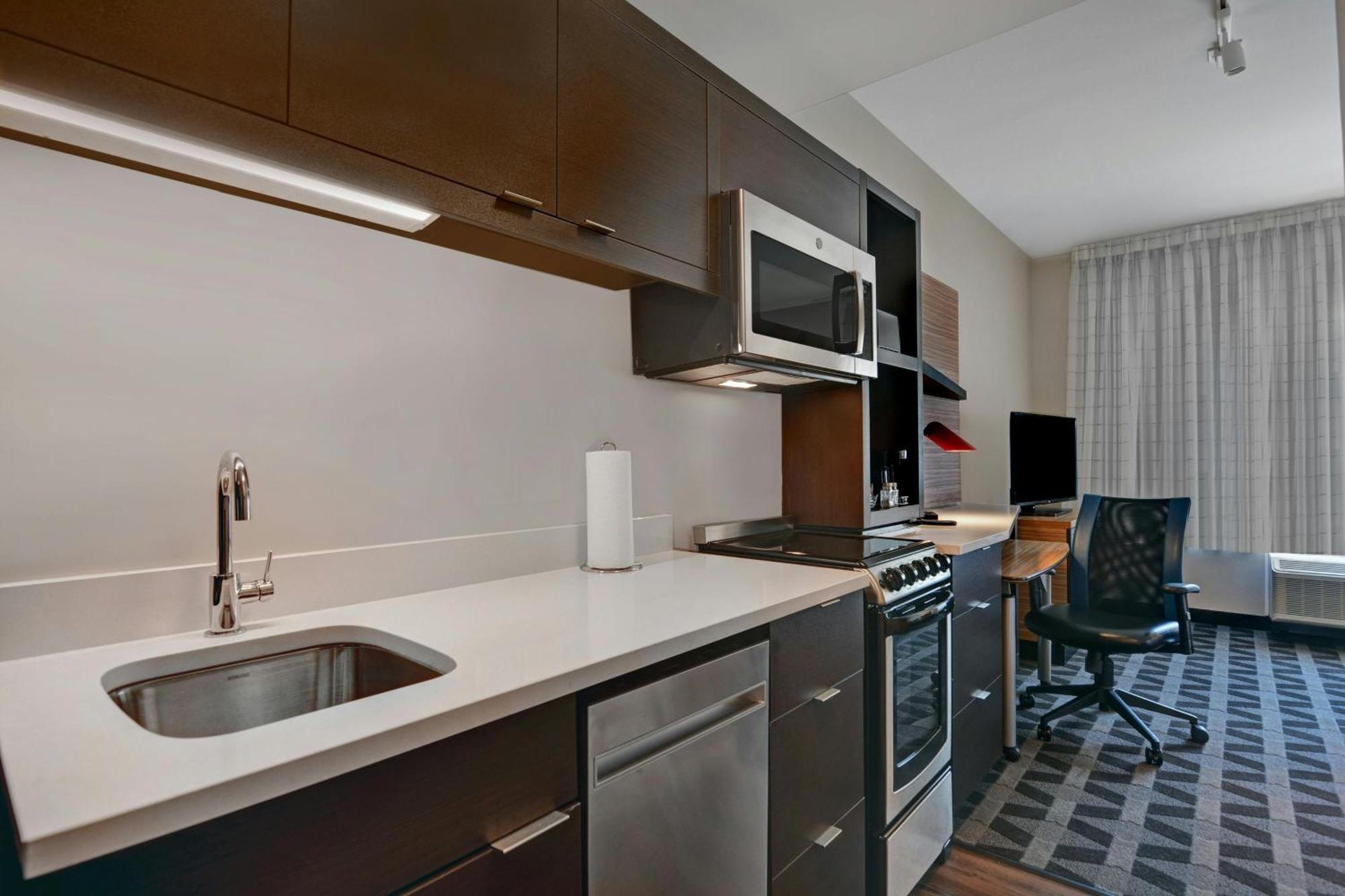 1 Bedroom Suite, 1 Queen, Sofa bed